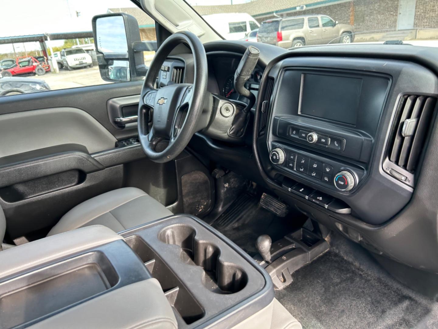 2019 White /Grey Chevrolet Silverado 2500HD Work Truck Double Cab 4WD (2GC2KREG8K1) with an 6.0L V8 OHV 16V engine, 6A transmission, located at 1687 Business 35 S, New Braunfels, TX, 78130, (830) 625-7159, 29.655487, -98.051491 - Photo#9